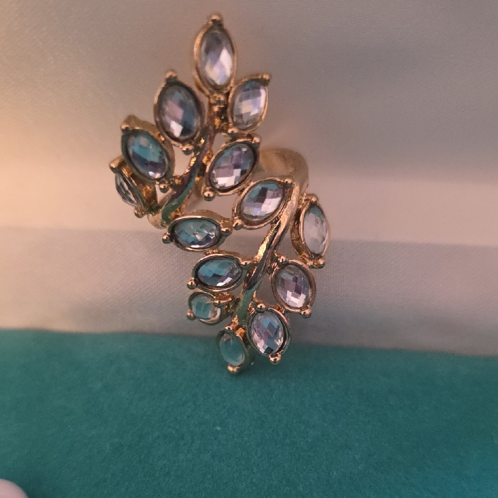 Elegant Gold and Blue Leaf Ring